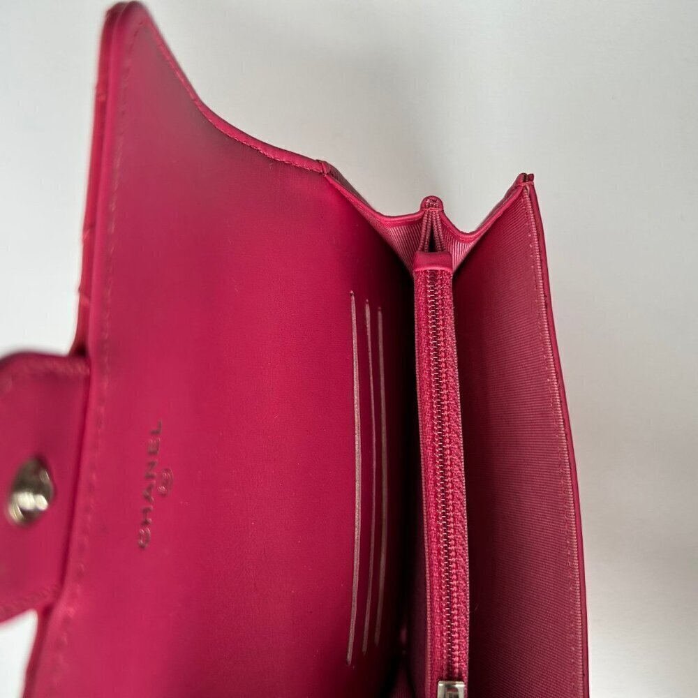 CHANEL QUILTED PATENT LEATHER FLAP ZIP CLASSIC WALLET FUSCHIA CC LOGO - Picture 12 of 13